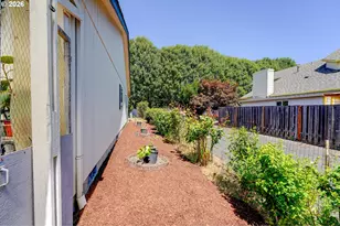 17440 SW Stark St, Beaverton, OR 97006 - Photo 37