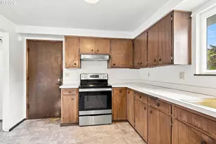 2040 Princeton Dr, Eugene, OR 97405 - Photo 9