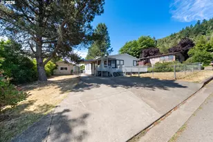 124 NW Trust St, Roseburg, OR 97471 - Photo 3