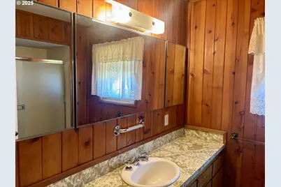 589 Mehlwood Ln, Glendale, OR 97442 - Photo 11