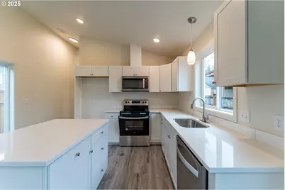 569 N 3rd St, Kalama, WA 98625 - Photo 9