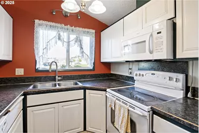 26 E 3rd St, Lowell, OR 97452 - Photo 11