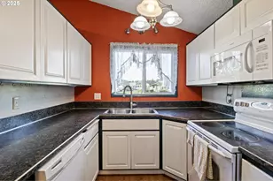 26 E 3rd St, Lowell, OR 97452 - Photo 9