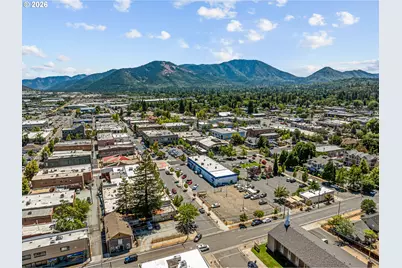 240 SW H St, Grants Pass, OR 97526 - Photo 21