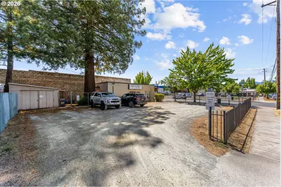 240 SW H St, Grants Pass, OR 97526 - Photo 17