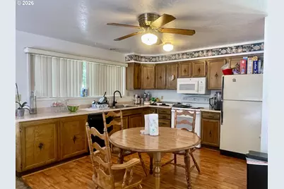 2645 N 16th Ct, Coos Bay, OR 97420 - Photo 9