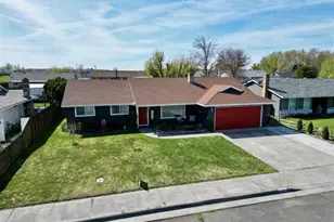 825 W Division Ave, Hermiston, OR 97838 - Photo 1