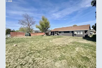825 W Division Ave, Hermiston, OR 97838 - Photo 17