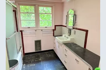 2010 E 26th Ave, Eugene, OR 97403 - Photo 13