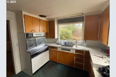 2010 E 26th Ave, Eugene, OR 97403 - Photo 7