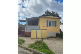 2400 SE Stratus Ave, McMinnville, OR 97128 - Photo 3