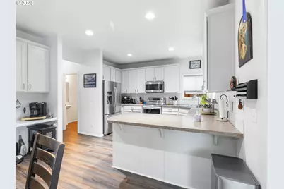 1241 Dahlia St, Woodburn, OR 97071 - Photo 9