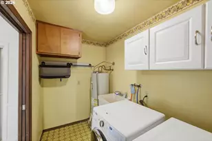 1707 Hayes St, North Bend, OR 97459 - Photo 25