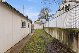 1718 NW Crouch St, Roseburg, OR 97471 - Photo 23