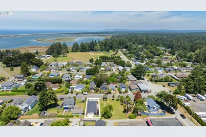 860 1st St SE, Bandon, OR 97411 - Photo 5