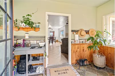 719 Peters St, Raymond, WA 98577 - Photo 3