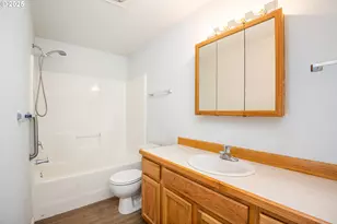 957 E Benjamin Ave, Cottage Grove, OR 97424 - Photo 9