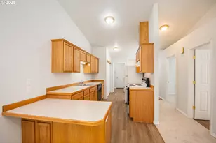 957 E Benjamin Ave, Cottage Grove, OR 97424 - Photo 5