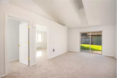 957 E Benjamin Ave, Cottage Grove, OR 97424 - Photo 7