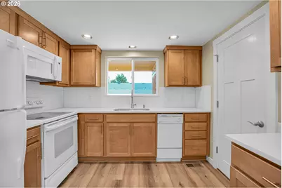 12388 SW King George Dr, Portland, OR 97224 - Photo 11