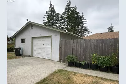 2320 20th St, Florence, OR 97439 - Photo 5
