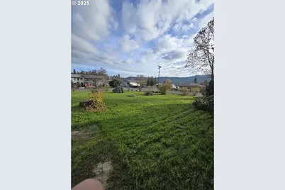 151 NW Sherry St, Winston, OR 97496 - Photo 5