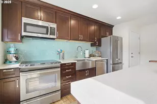 1009 NW Hoyt St, Portland, OR 97209 - Photo 3