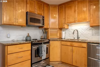 2021 SW Main St #32, Portland, OR 97205 - Photo 11