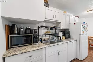 12425 SW 7th St, Beaverton, OR 97005 - Photo 17