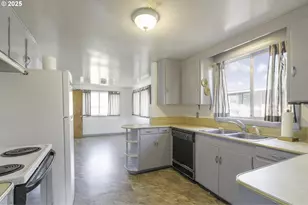 6131 SE 87th Ave, Portland, OR 97266 - Photo 11