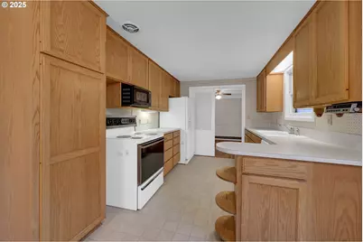 1665 Evergreen Dr, Eugene, OR 97404 - Photo 7