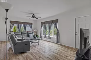 1873 E Cedar St, Myrtle Point, OR 97458 - Photo 11