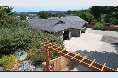 2065 17th St, North Bend, OR 97459 - Photo 41