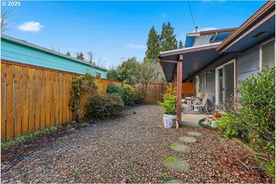 207 W D St, Springfield, OR 97477 - Photo 27