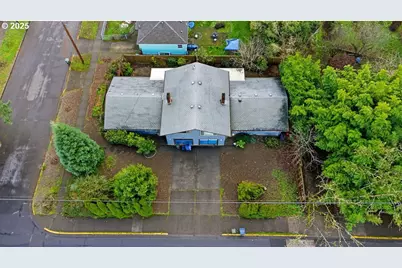 207 W D St, Springfield, OR 97477 - Photo 3