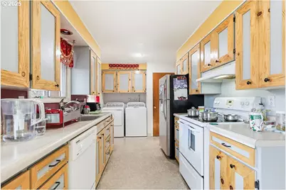 207 W D St, Springfield, OR 97477 - Photo 9