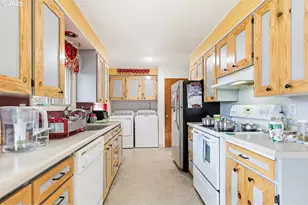 207 W D St, Springfield, OR 97477 - Photo 9