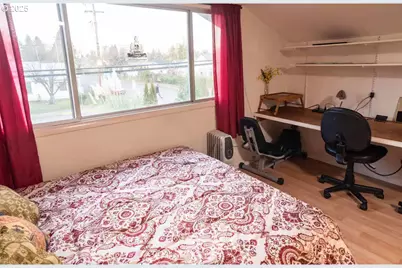 207 W D St, Springfield, OR 97477 - Photo 21