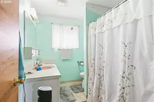 207 W D St, Springfield, OR 97477 - Photo 15