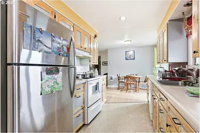 207 W D St, Springfield, OR 97477 - Photo 9