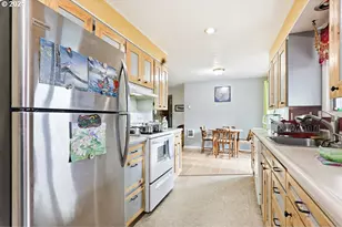 207 W D St, Springfield, OR 97477 - Photo 9