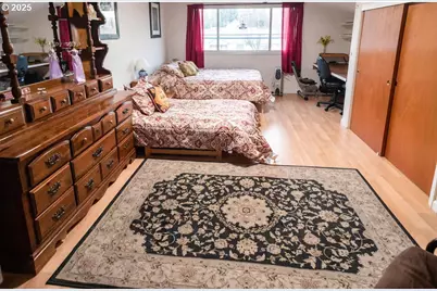 207 W D St, Springfield, OR 97477 - Photo 19