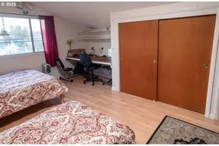 207 W D St, Springfield, OR 97477 - Photo 19