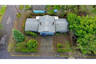 207 W D St, Springfield, OR 97477 - Photo 3