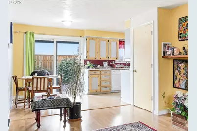 207 W D St, Springfield, OR 97477 - Photo 11