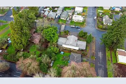 207 W D St, Springfield, OR 97477 - Photo 1