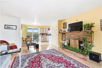 207 W D St, Springfield, OR 97477 - Photo 5