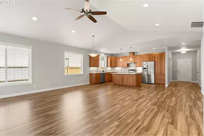 117 NW Canyon Creek Dr, McMinnville, OR 97128 - Photo 9