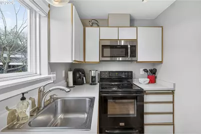 4970 S Landing Dr #304, Portland, OR 97239 - Photo 13