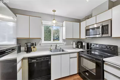 4970 S Landing Dr #304, Portland, OR 97239 - Photo 11